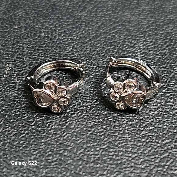 925 Silver Cat or Dog Paw Earrings Zircon Paw Print Regular/Cartridge NWT - Picture 2 of 4